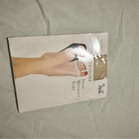 Vintage Berkshire Toeless Ultra Sheer Pantyhose - Nude - Picture 13 of 13